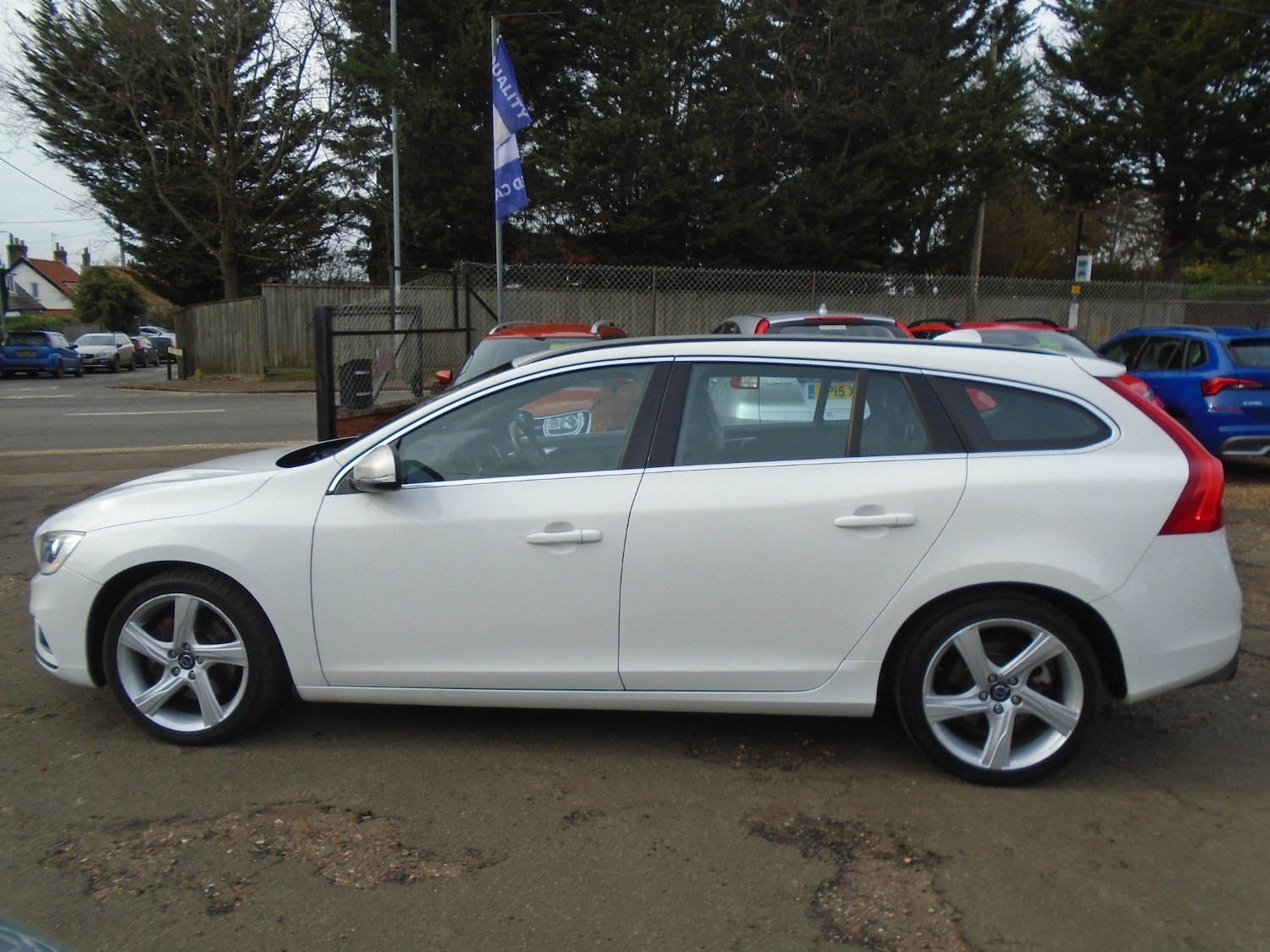 Used Volvo V60 2014 for sale - 77529316: Photo 4