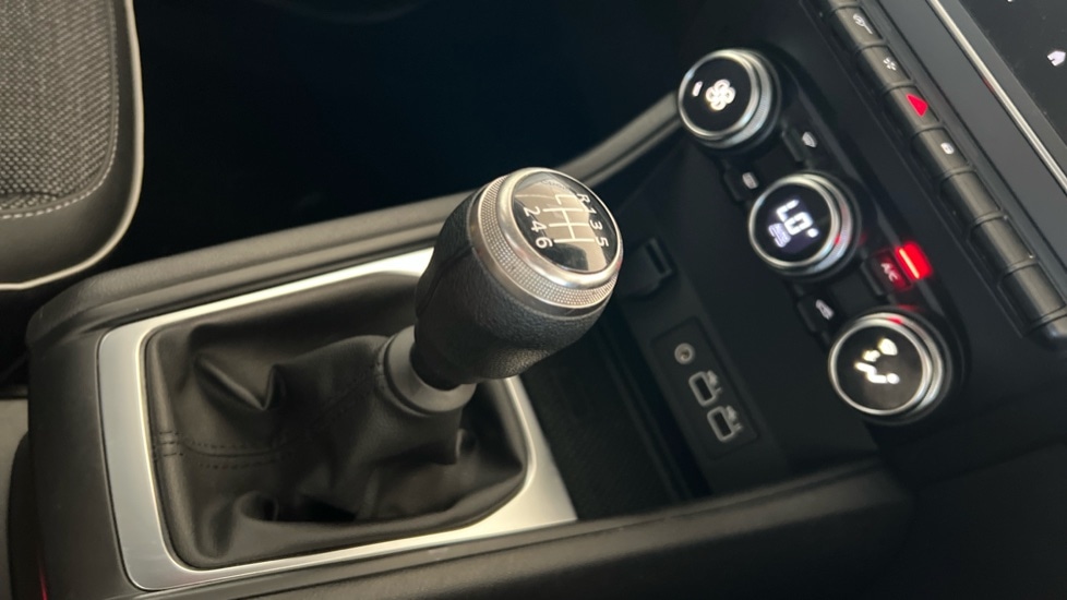 Used Renault Captur 2024 for sale - 76966793: Photo 30