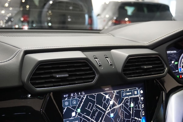 Used Lamborghini Urus 2020 for sale - 76227290: Photo 54