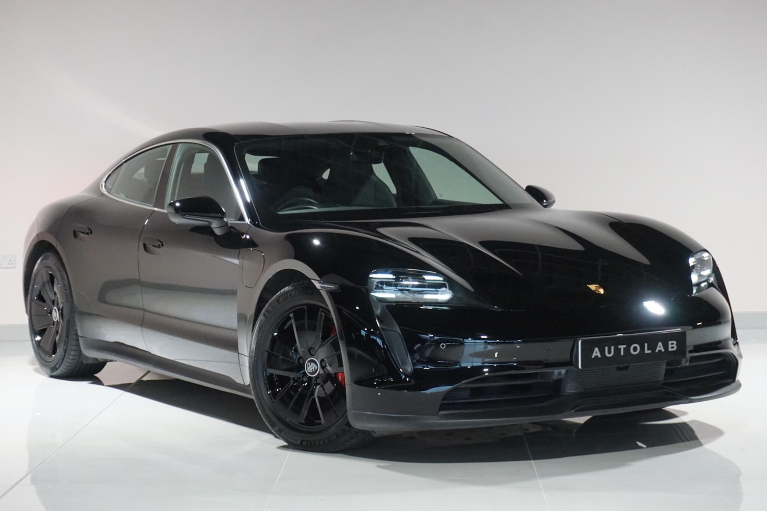 Used Porsche Taycan 2021 for sale - 77155389: Photo 1