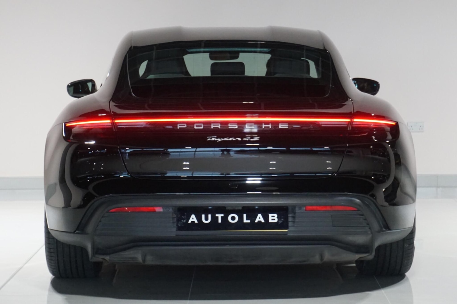 Used Porsche Taycan 2021 for sale - 77155389: Photo 8