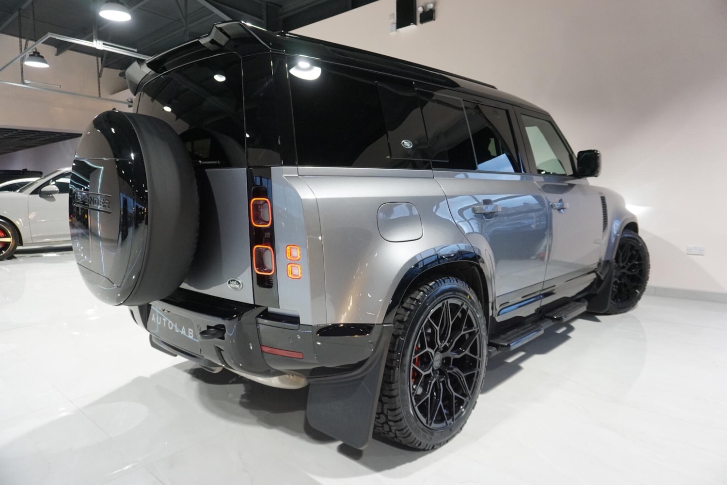 Used Land Rover Defender 2023 for sale - 76913049: Photo 32