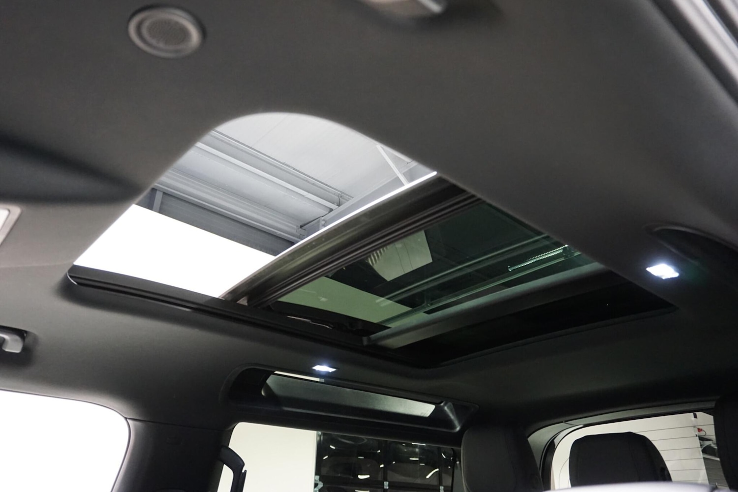 Used Land Rover Defender 90 for sale - 76936439: Photo 12