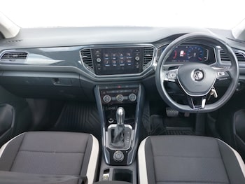 Used Volkswagen T-Roc 2018 for sale - 76130115: Photo