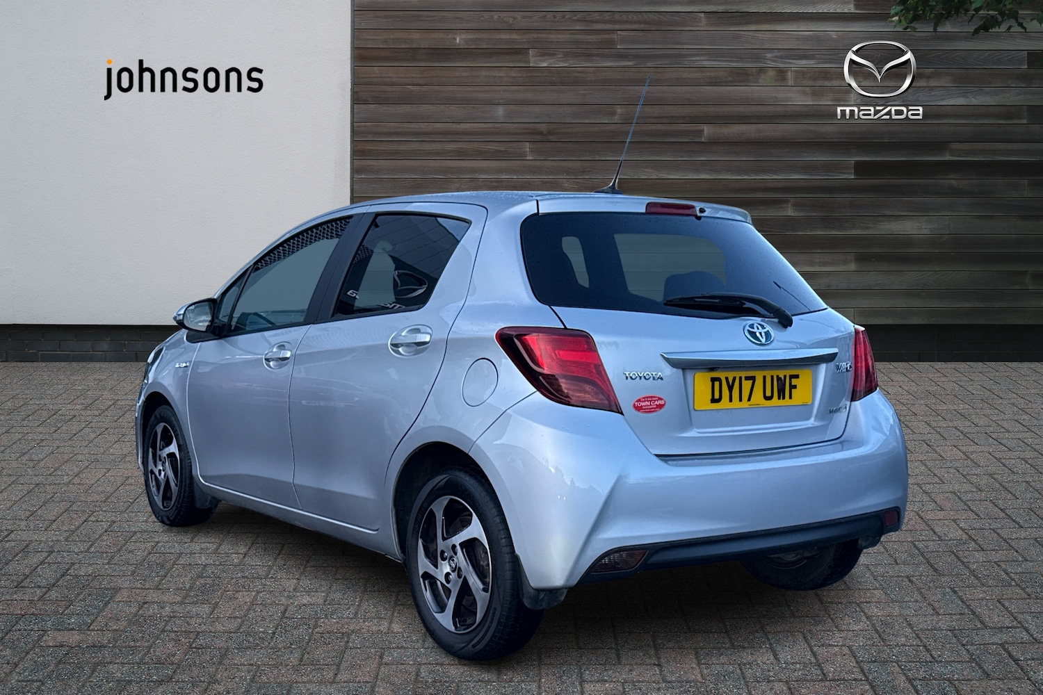 Used Toyota Yaris 2017 for sale - 77067602: Photo 2