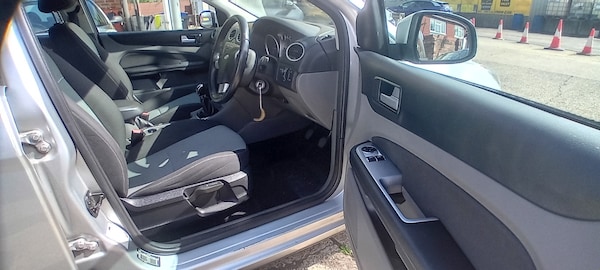 Used Ford Focus 2010 for sale - 75348958: Photo 10