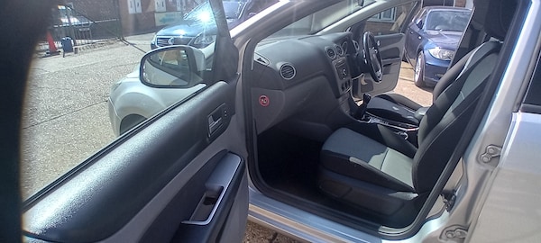 Used Ford Focus 2010 for sale - 75348958: Photo 15