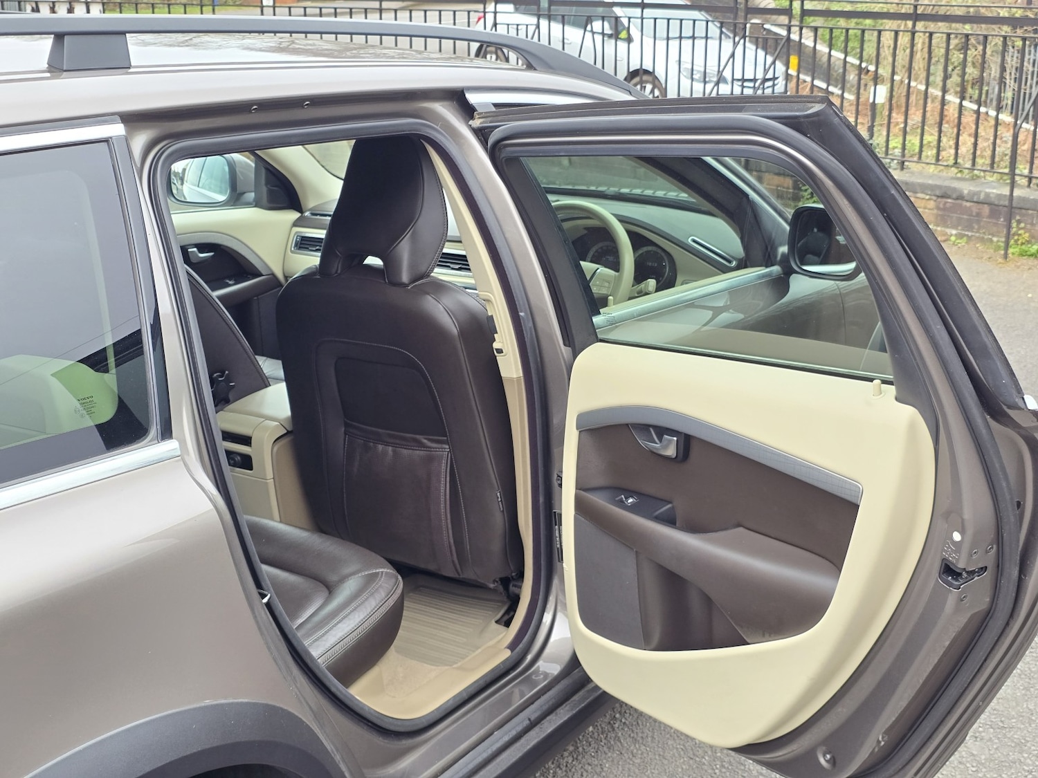 Used Volvo XC70 2009 for sale - 78070465: Photo 27