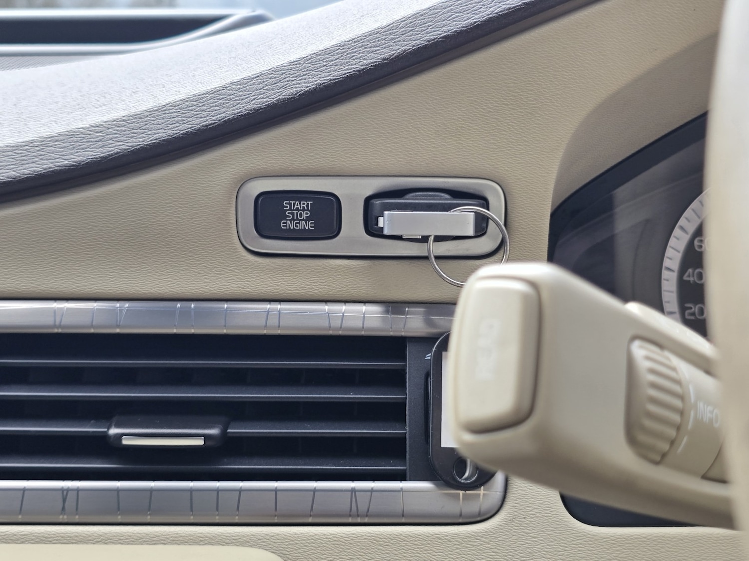 Used Volvo XC70 for sale - 78098327: Photo 46