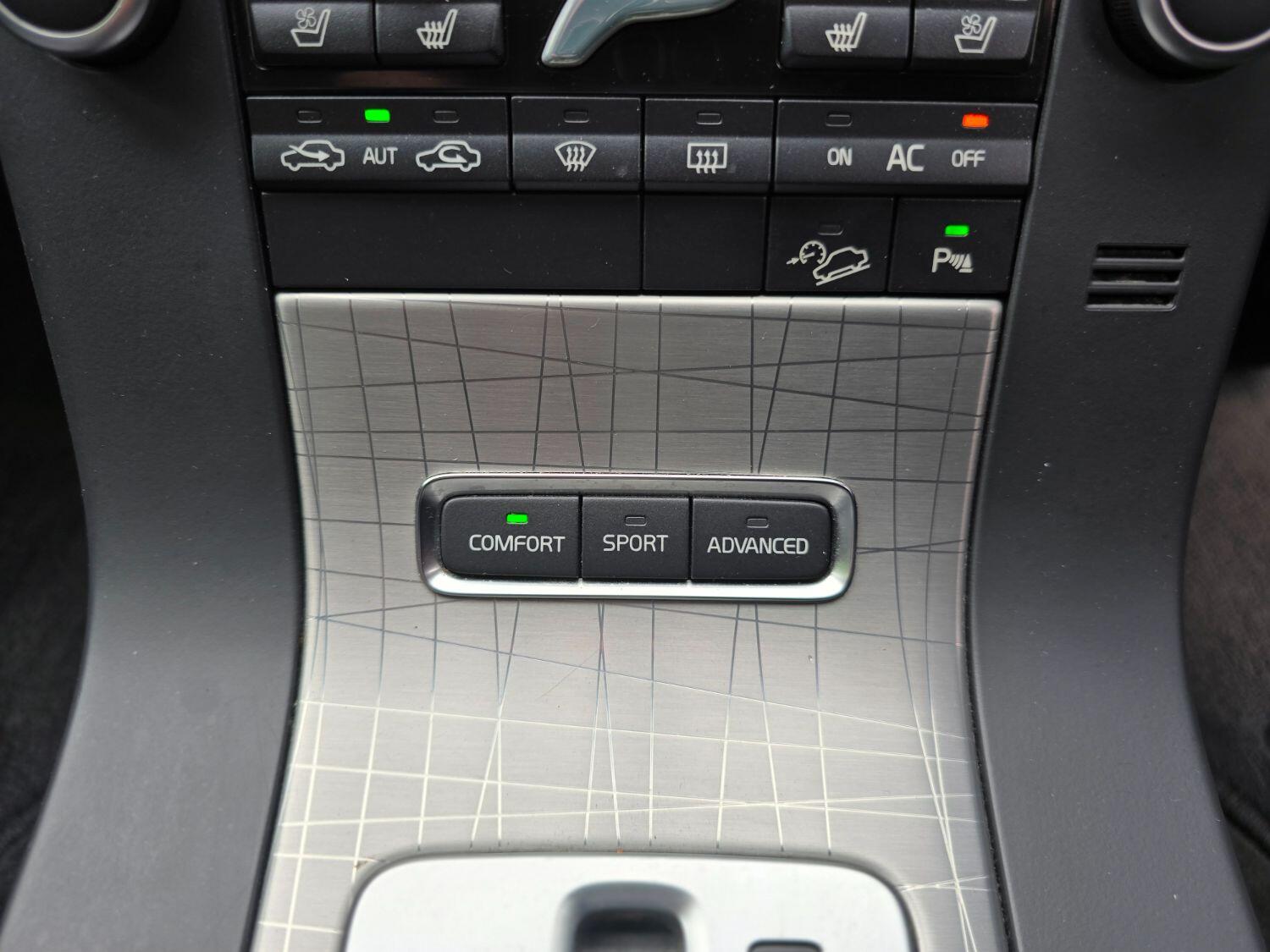 Used Volvo XC70 2010 for sale - 77189304: Photo 25