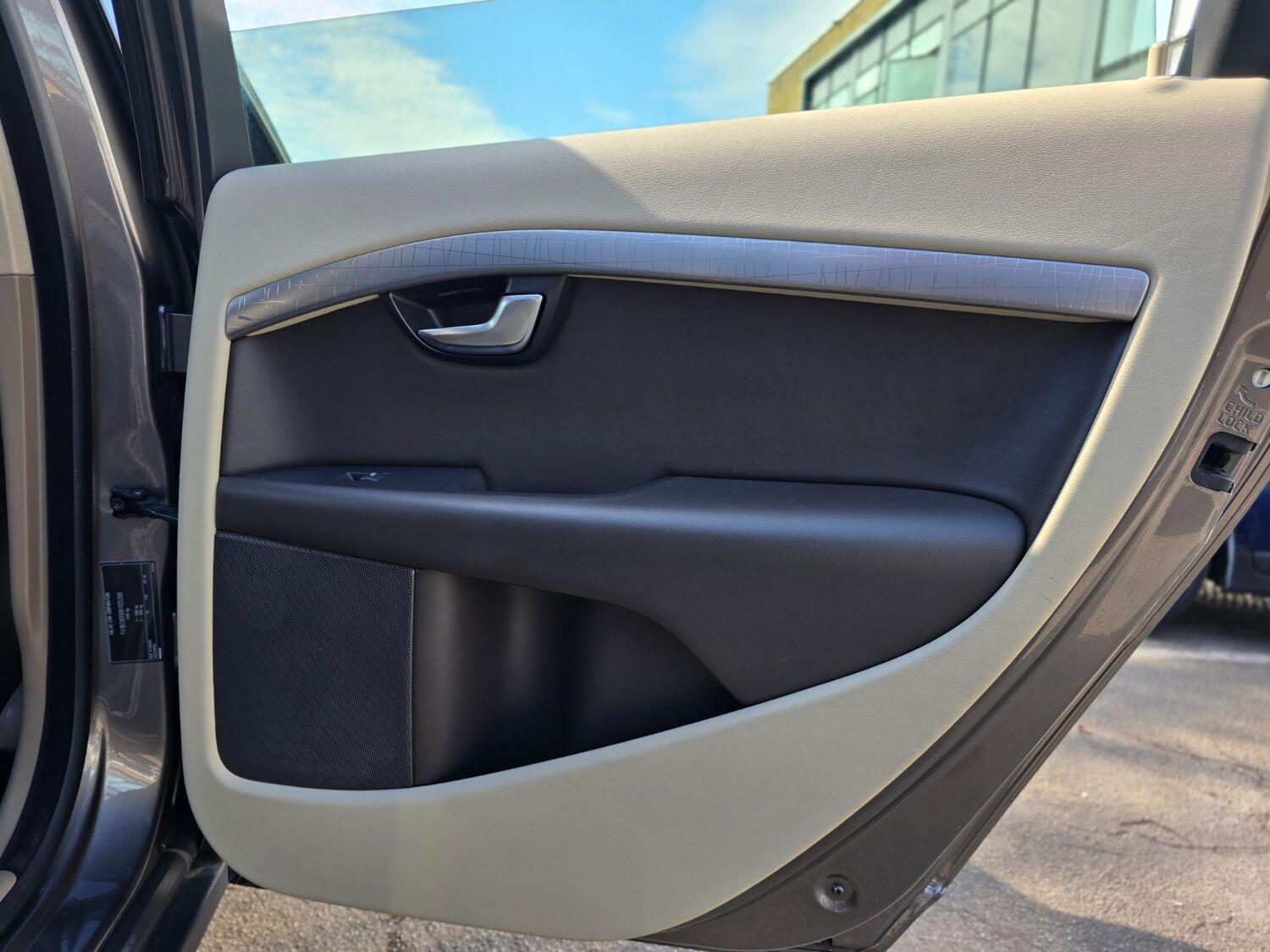 Used Volvo XC70 2011 for sale - 77189407: Photo 35