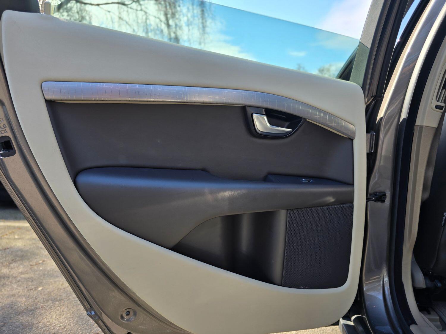 Used Volvo XC70 2011 for sale - 77189407: Photo 38