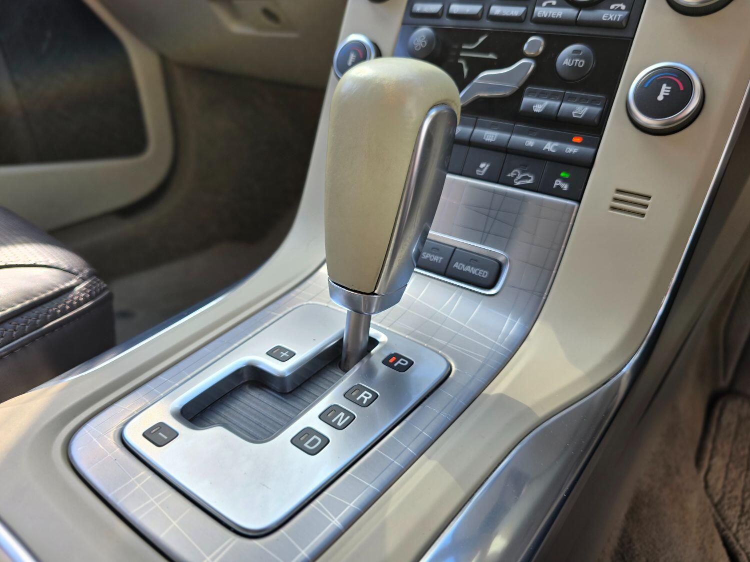 Used Volvo XC70 2011 for sale - 77189407: Photo 54