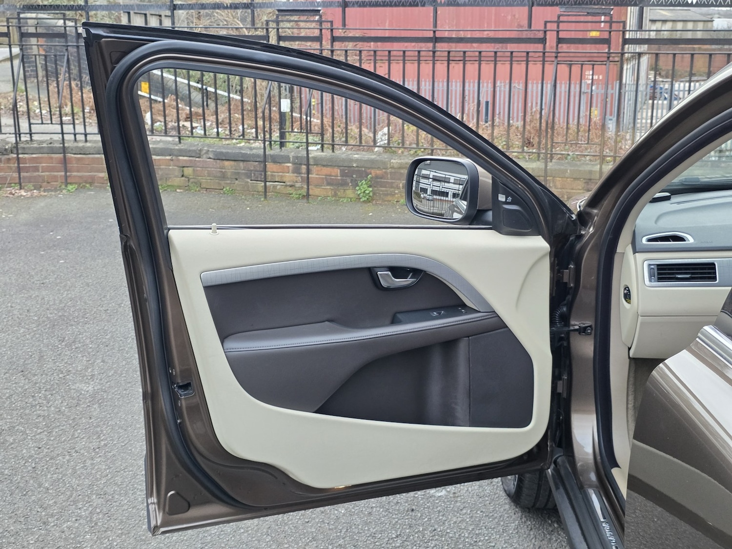 Used Volvo XC70 2013 for sale - 77750058: Photo 43