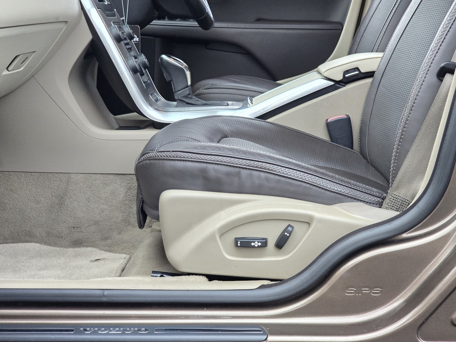 Used Volvo XC70 2013 for sale - 77750058: Photo 44