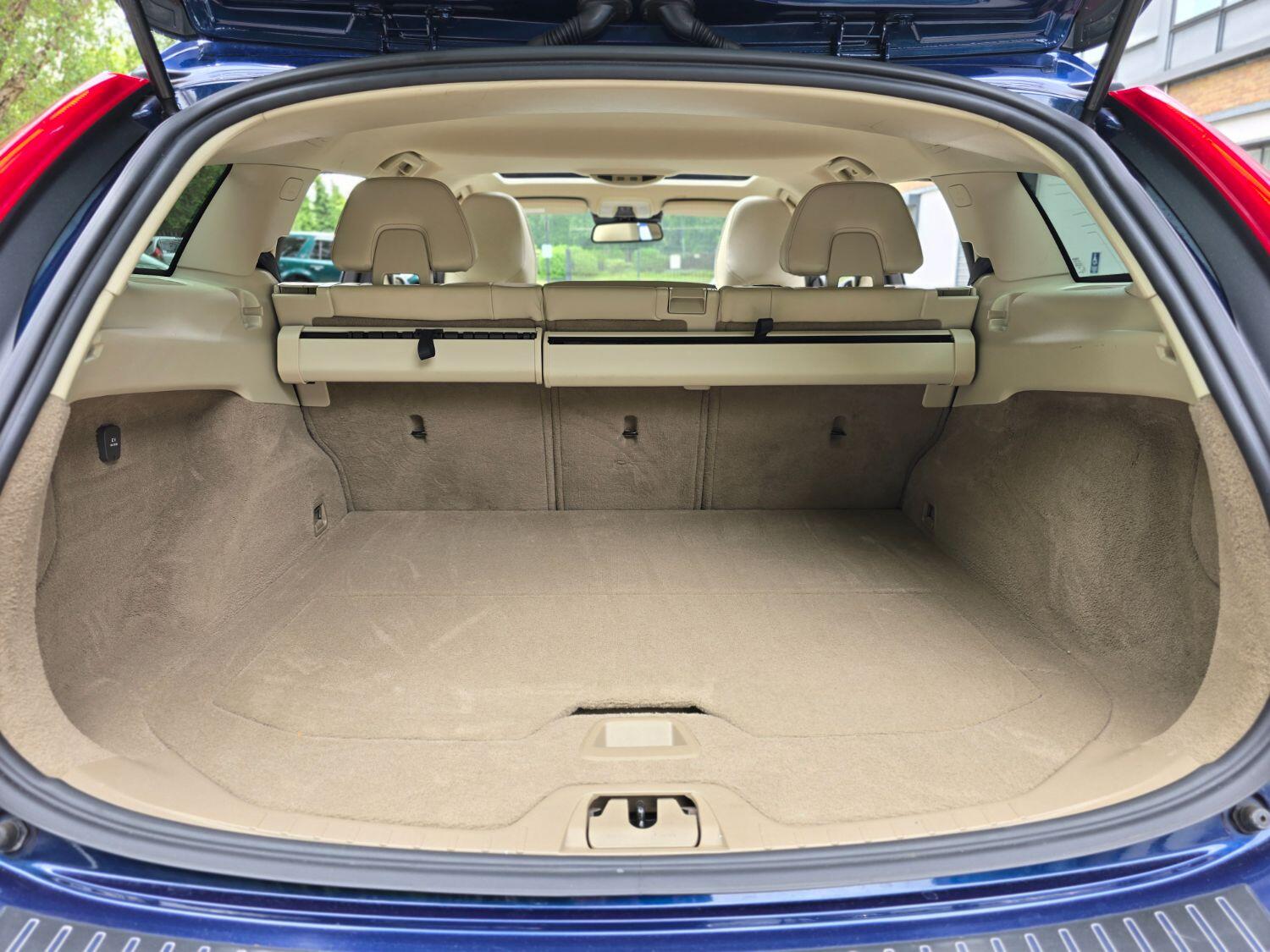 Used Volvo V60 2012 for sale - 77189365: Photo 43