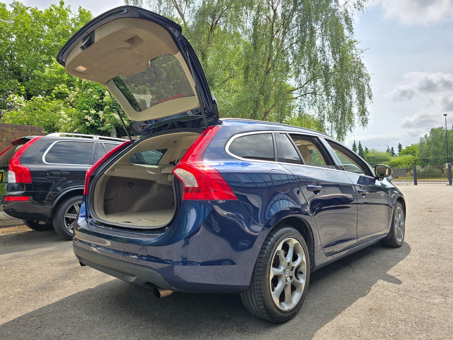 Used Volvo V60 2012 for sale - 77189365: Photo 87