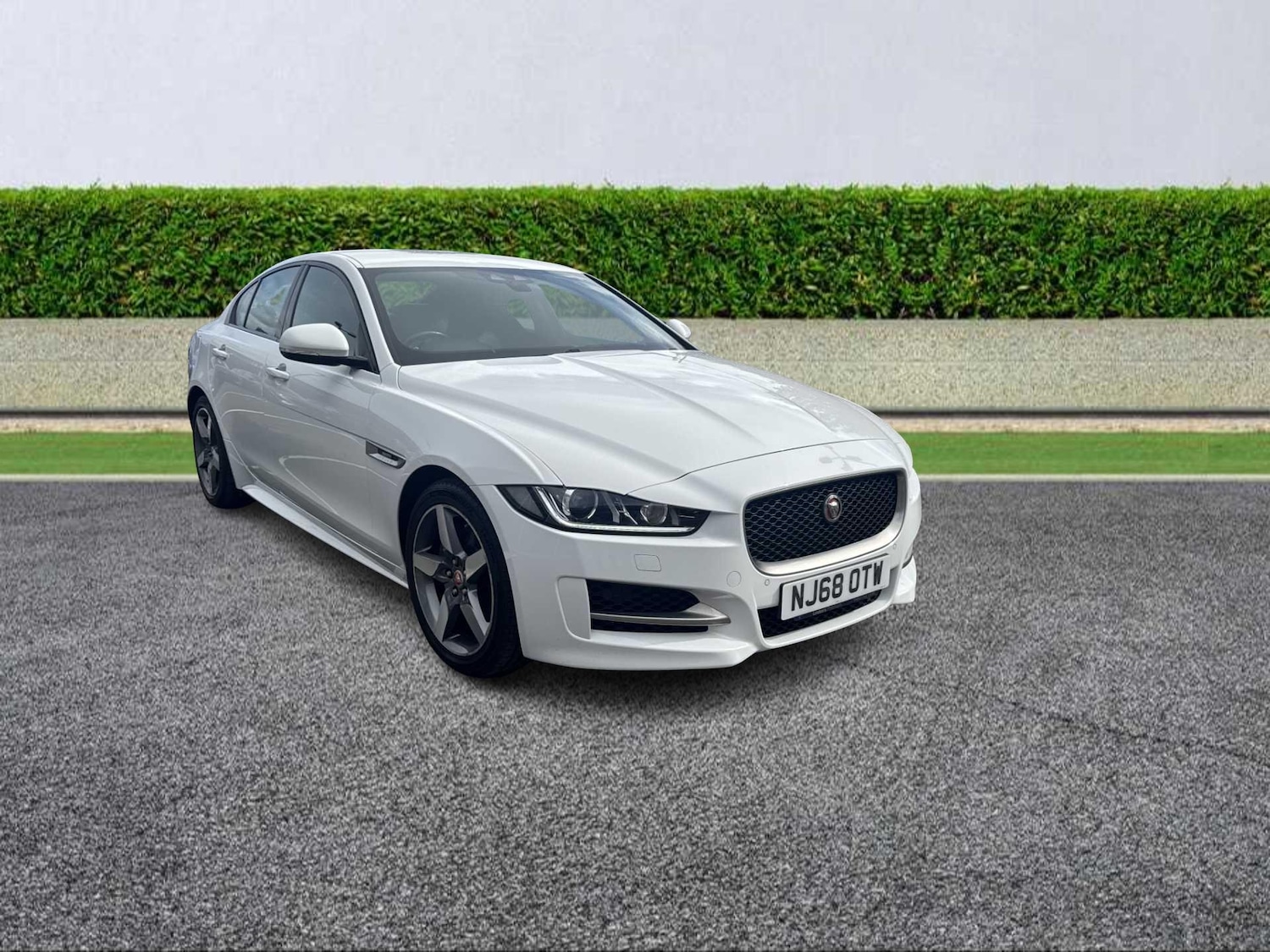 Used Jaguar XE 2018 for sale - 76477255: Photo 1