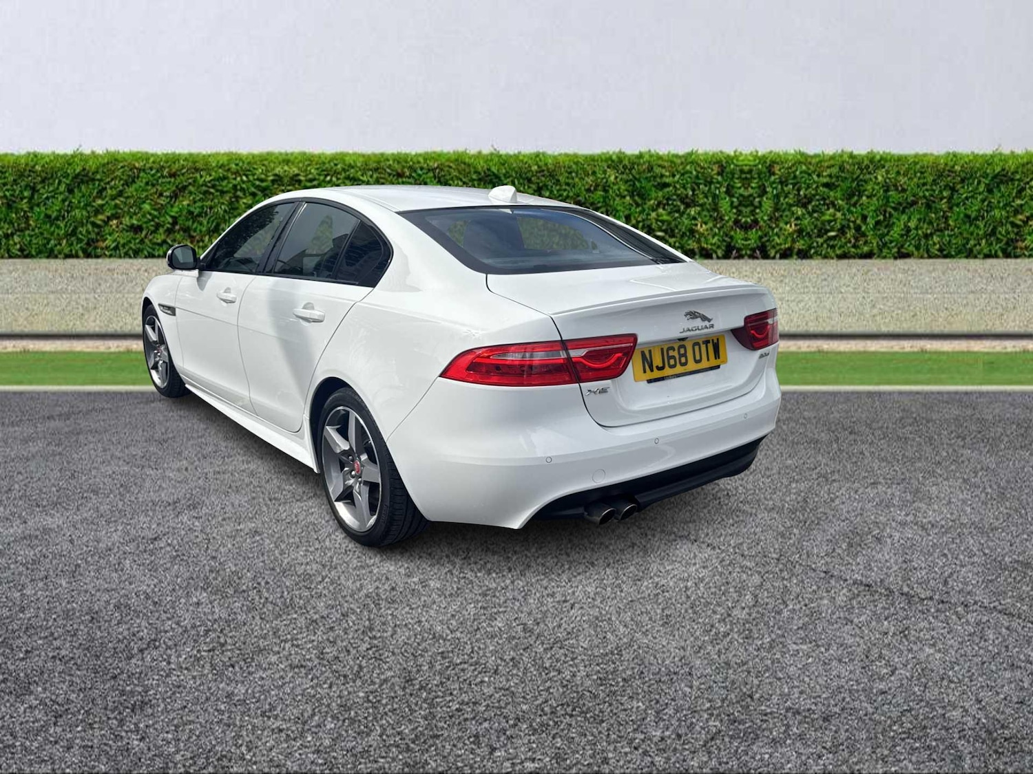 Used Jaguar XE 2018 for sale - 76477255: Photo 2