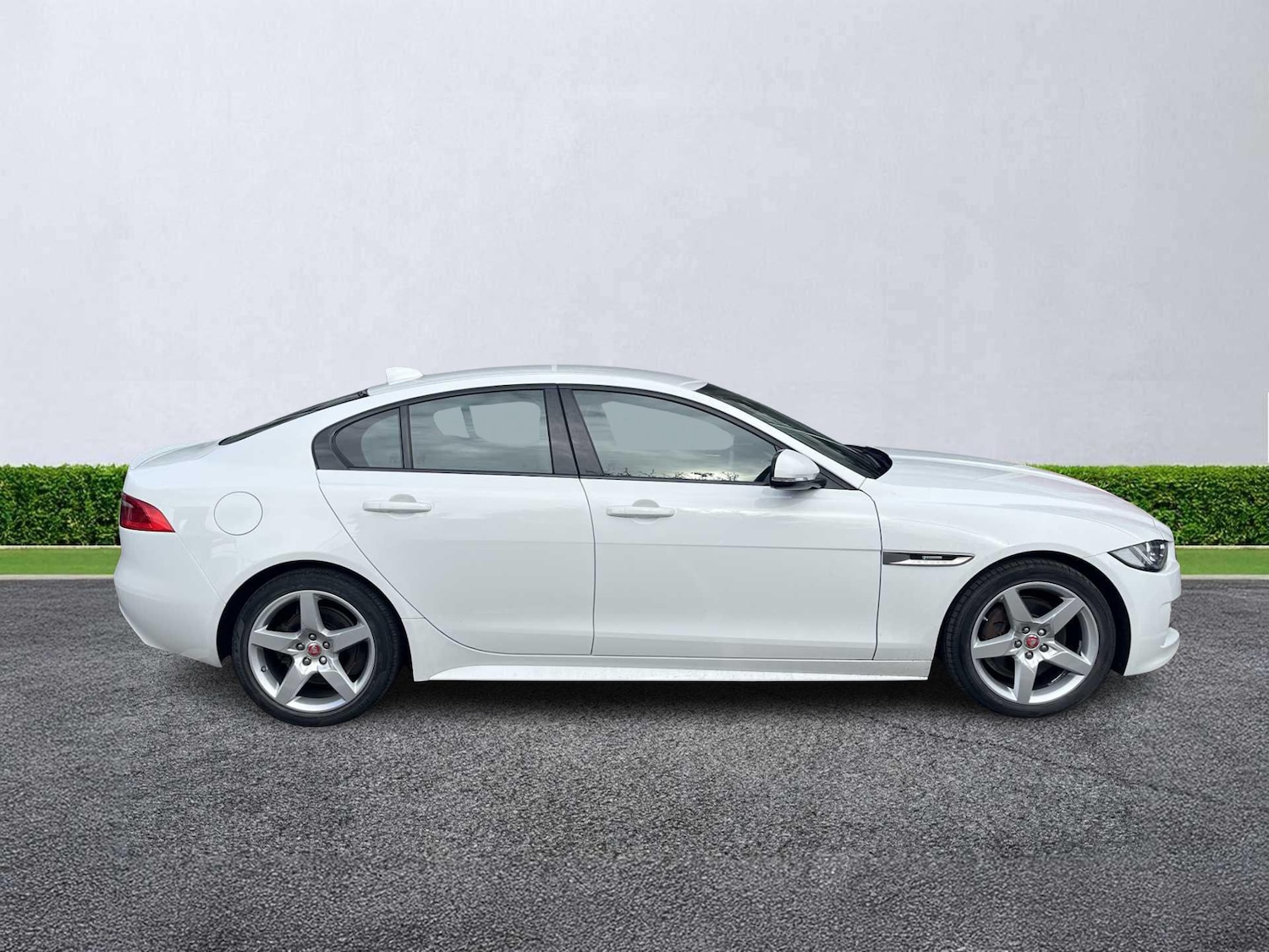 Used Jaguar XE 2018 for sale - 76477255: Photo 3
