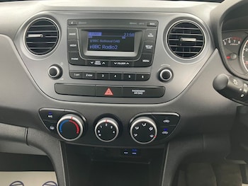 Used Hyundai i10 2018 for sale - 76536109: Photo