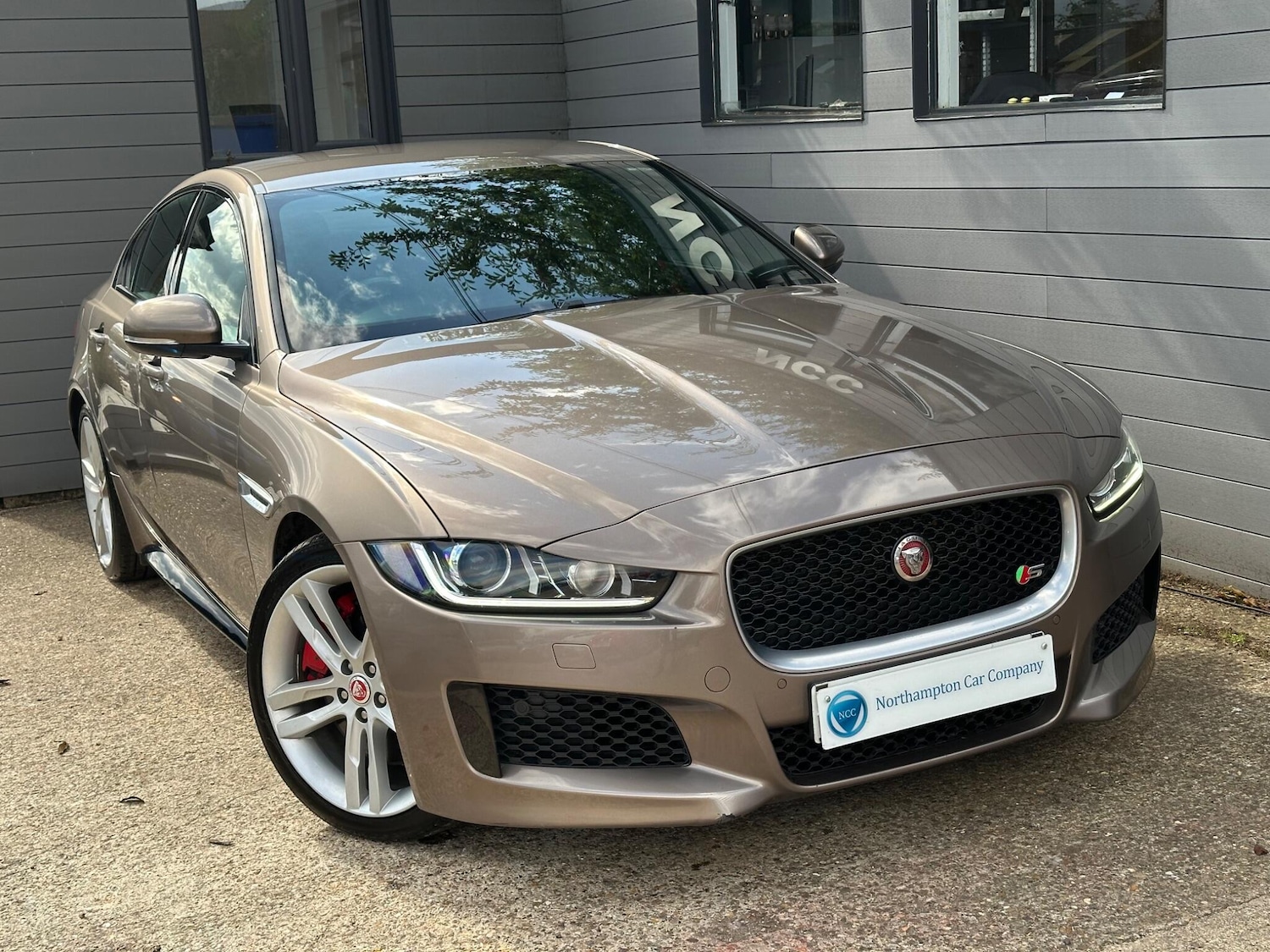 Used Jaguar XE 2016 for sale - 76031604: Photo 1