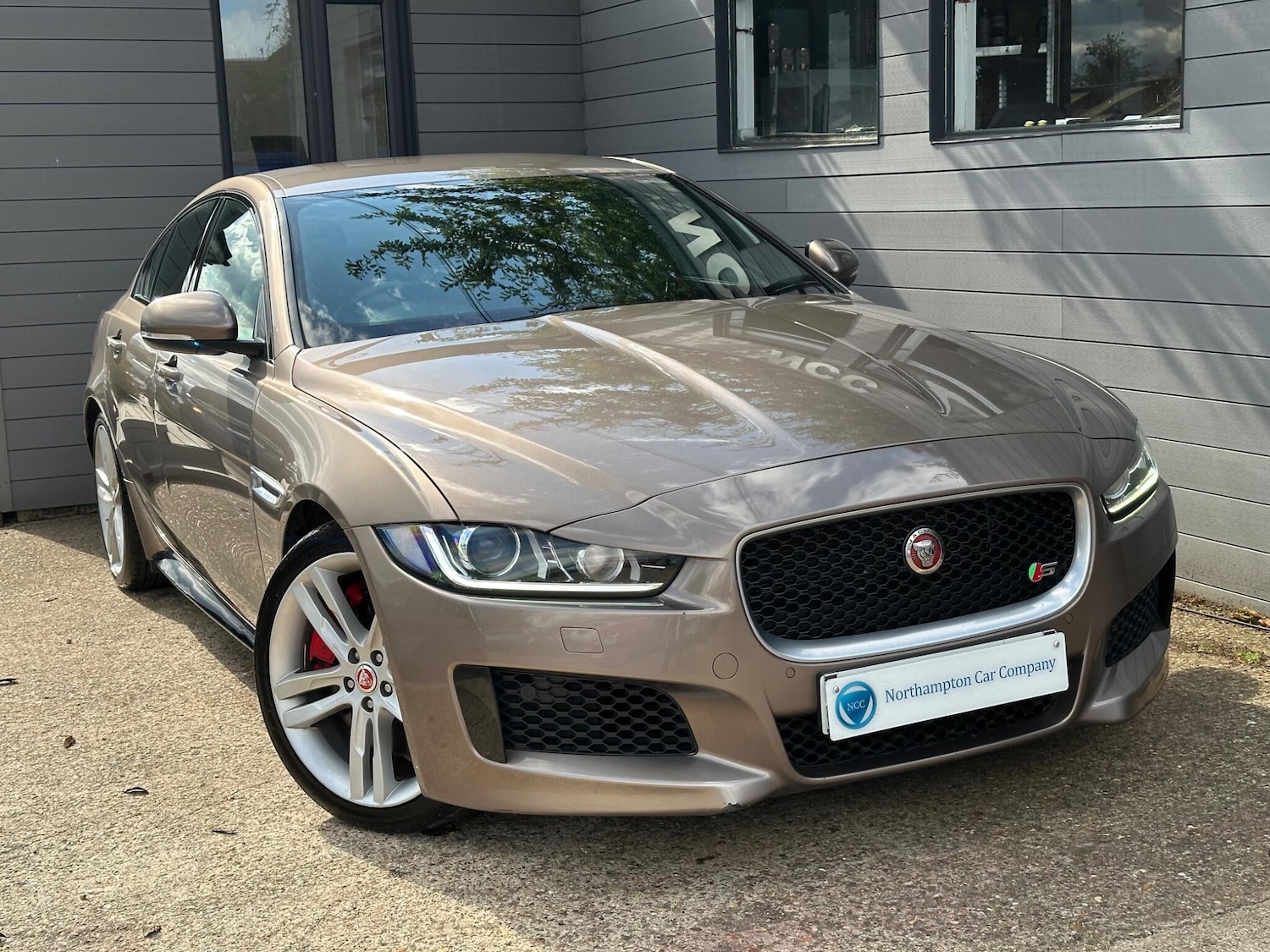 Used Jaguar XE 2016 for sale - 76031604: Photo 5