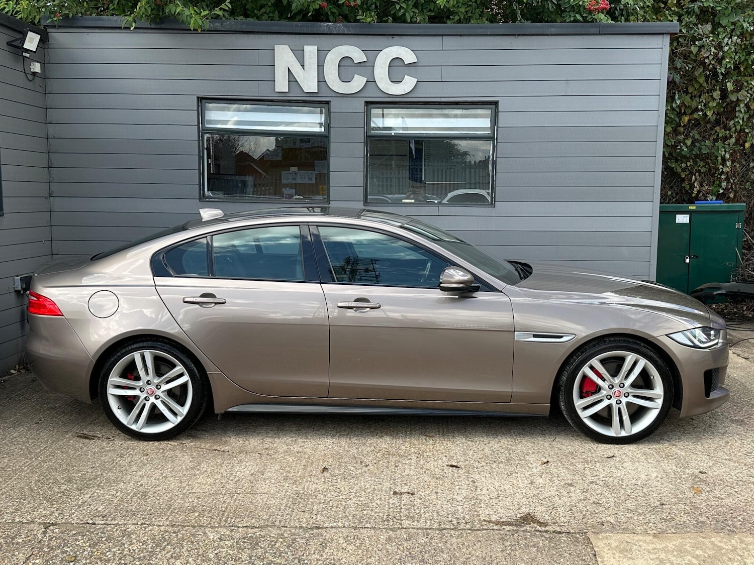 Used Jaguar XE 2016 for sale - 76031604: Photo 6