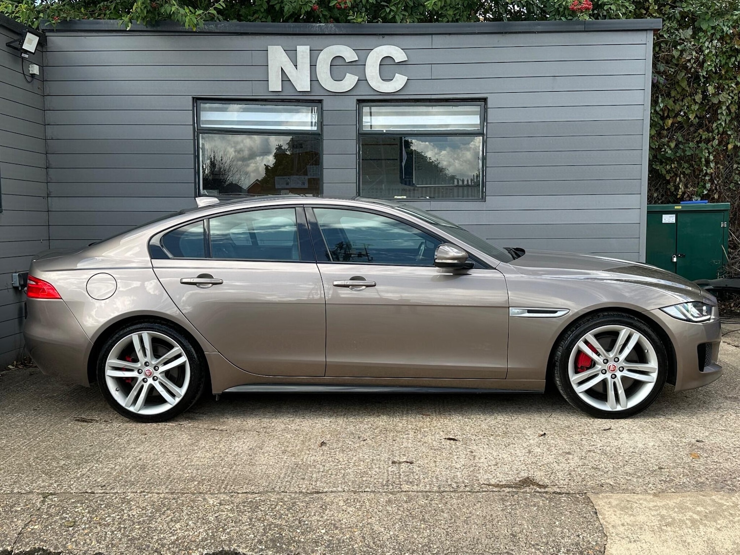 Used Jaguar XE 2016 for sale - 76031604: Photo 7
