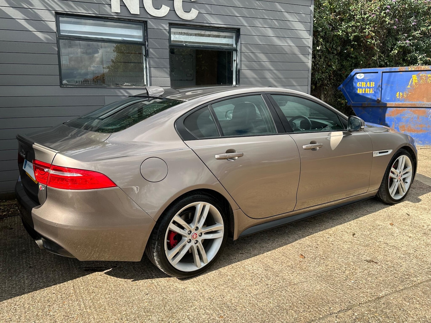 Used Jaguar XE 2016 for sale - 76031604: Photo 9