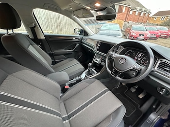 Used Volkswagen T-Roc 2019 for sale - 77155288: Photo