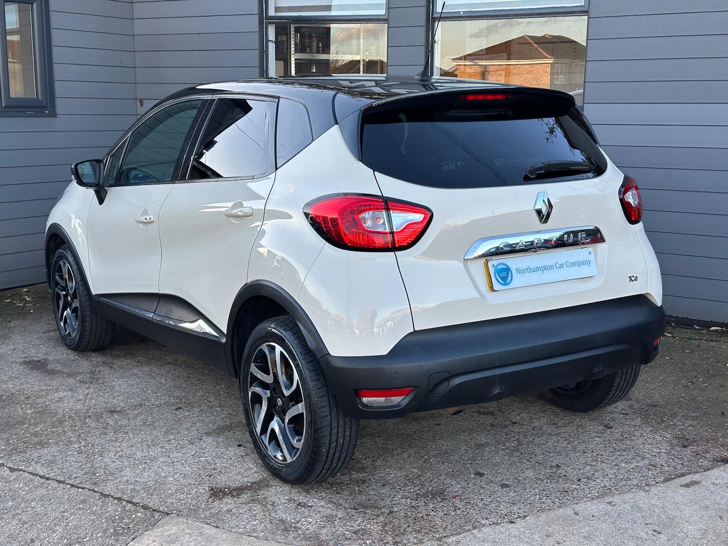 Used Renault Captur 2016 for sale - 76801206: Photo 2