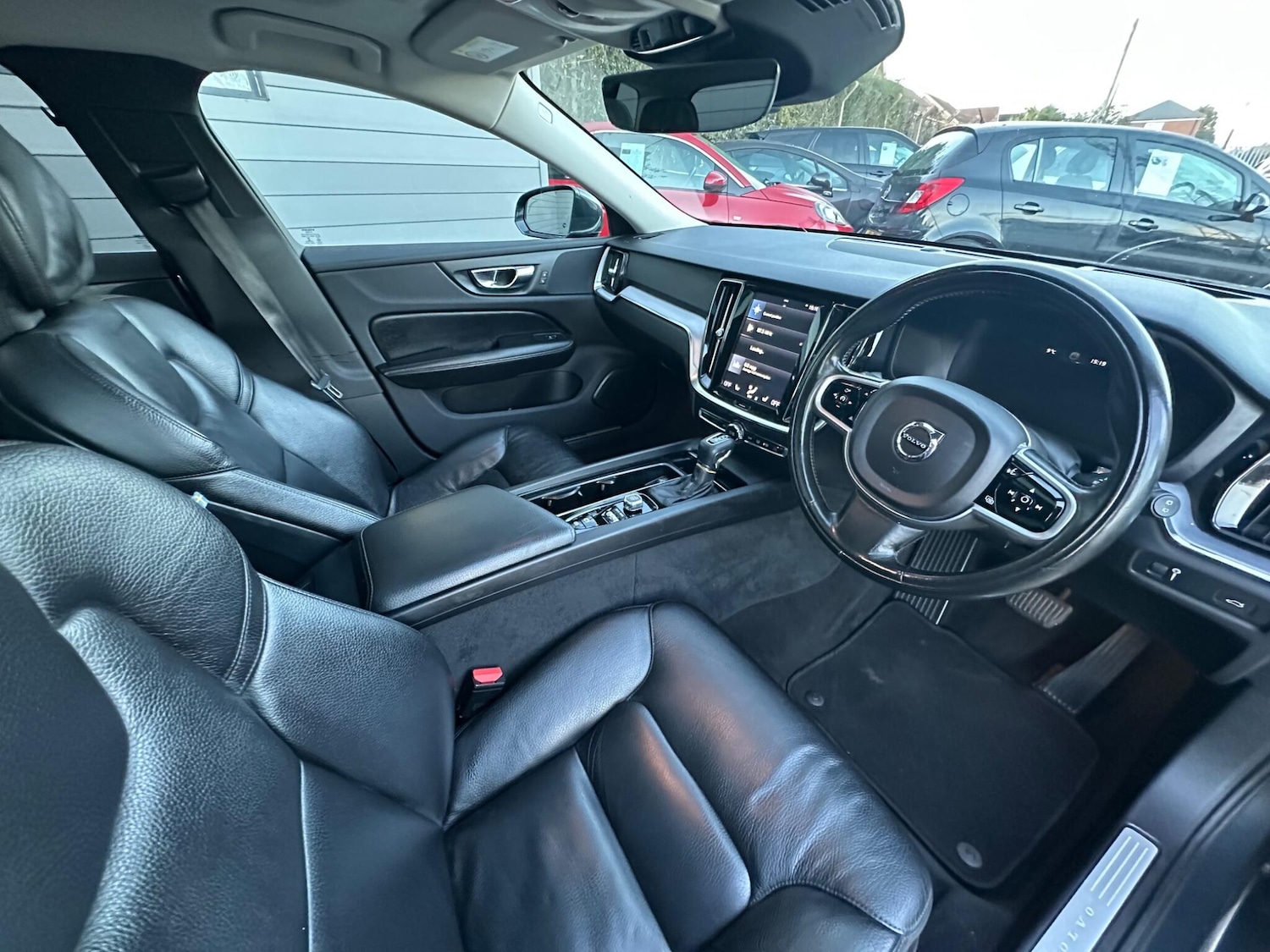 Used Volvo V60 2018 for sale - 77304858: Photo 3