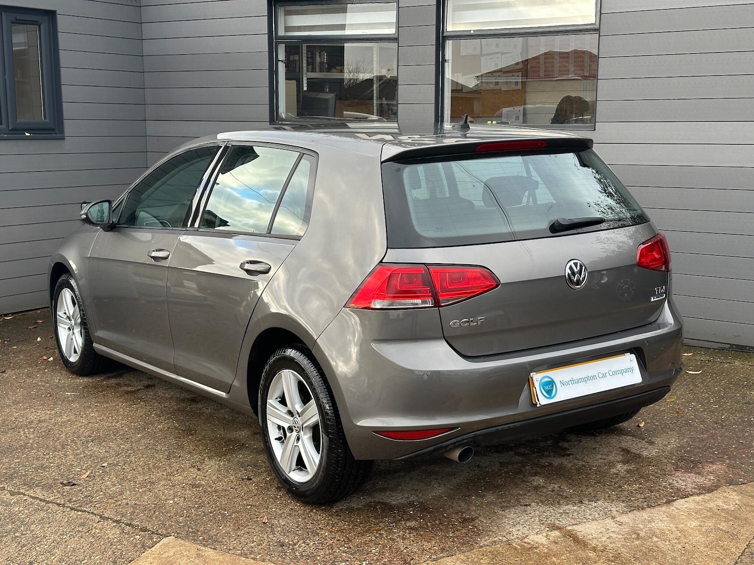 Used Volkswagen Golf 2016 for sale - 77637908: Photo 2