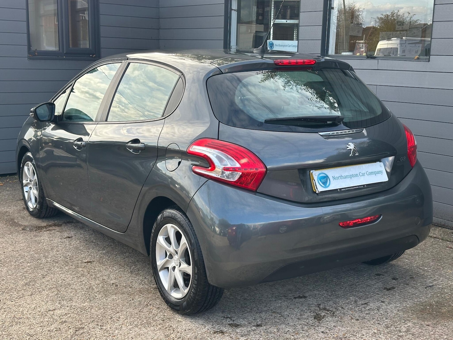 Used Peugeot 208 2013 for sale - 76151279: Photo 2