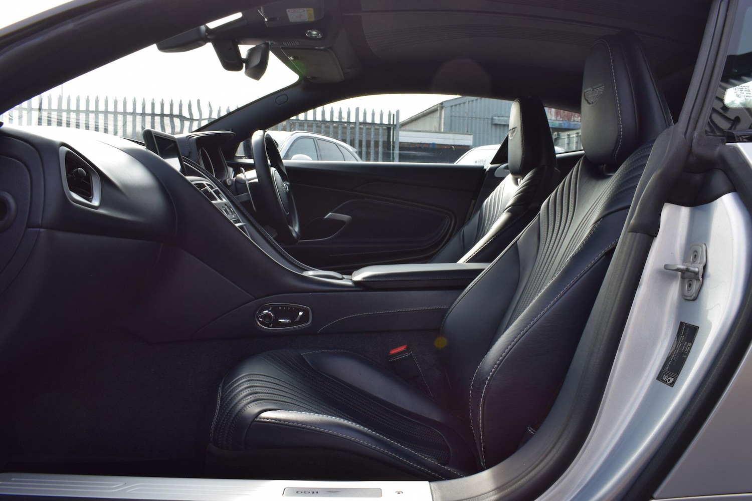 Used Aston Martin DB11 2018 for sale - 77977752: Photo 13