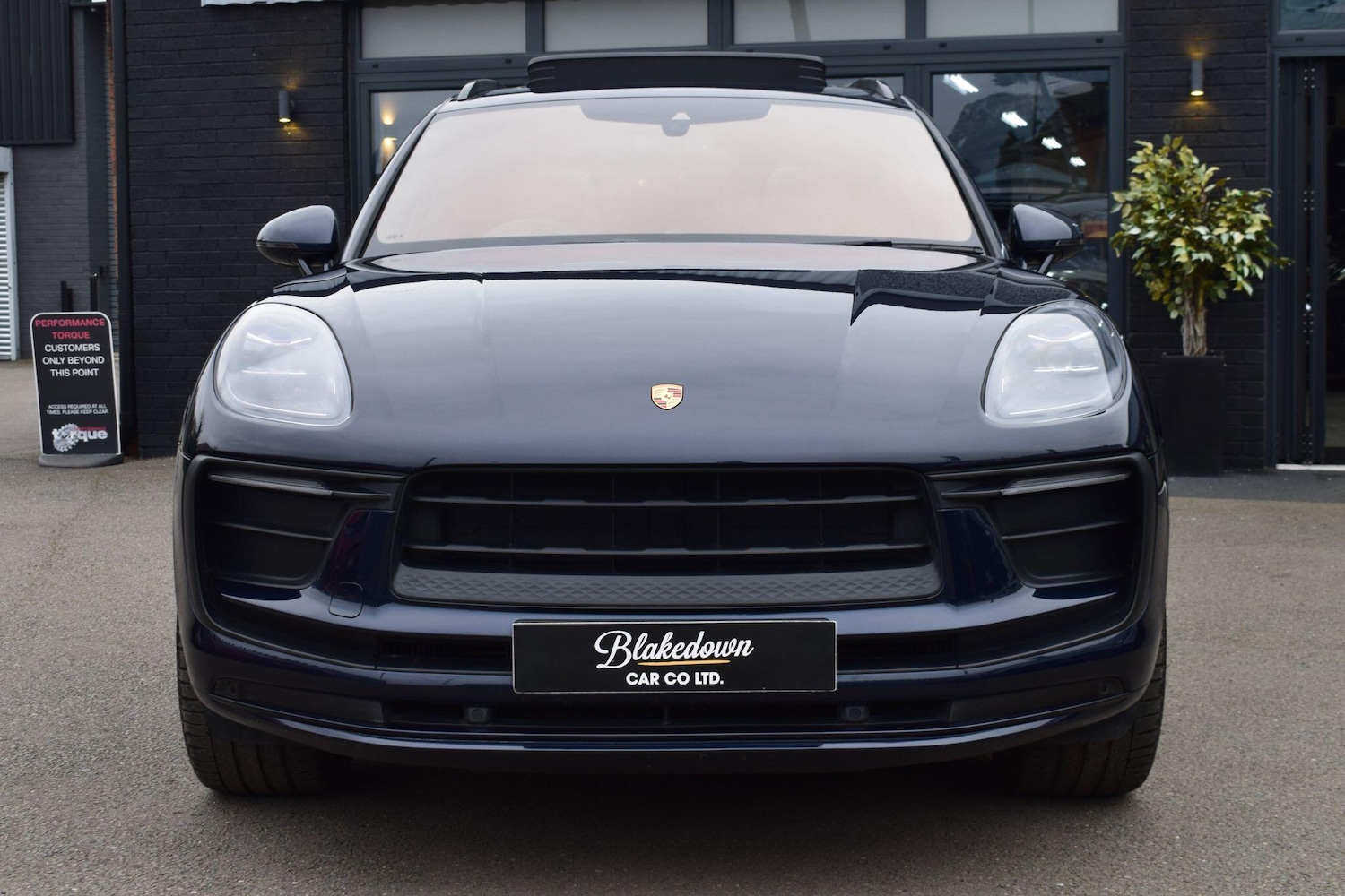 Used Porsche Macan 2021 for sale - 77892372: Photo 2