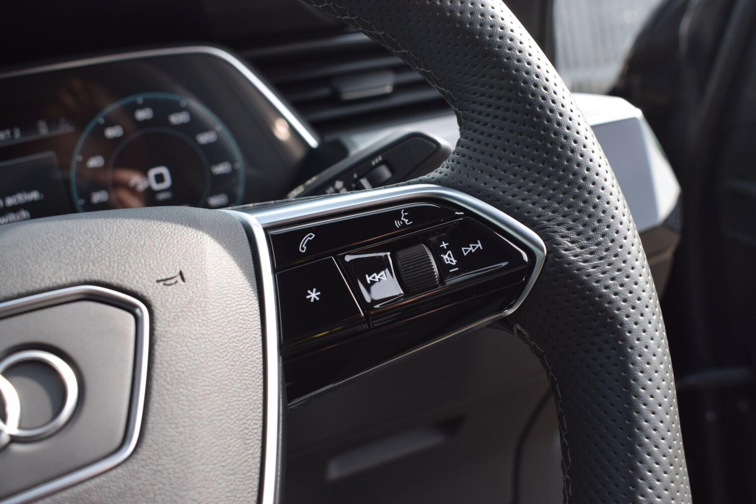 Used Audi e-tron 2023 for sale - 77978125: Photo 16