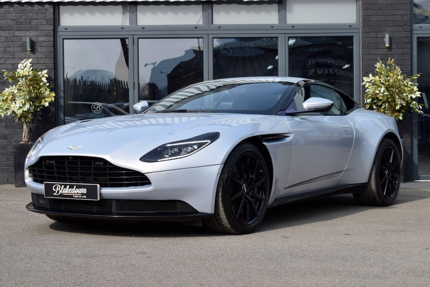 Used Aston Martin DB11 2018 for sale - 78204448: Photo 1