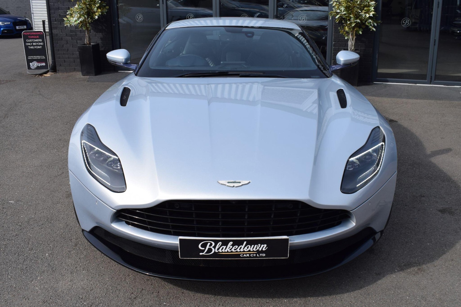 Used Aston Martin DB11 2018 for sale - 78204448: Photo 2