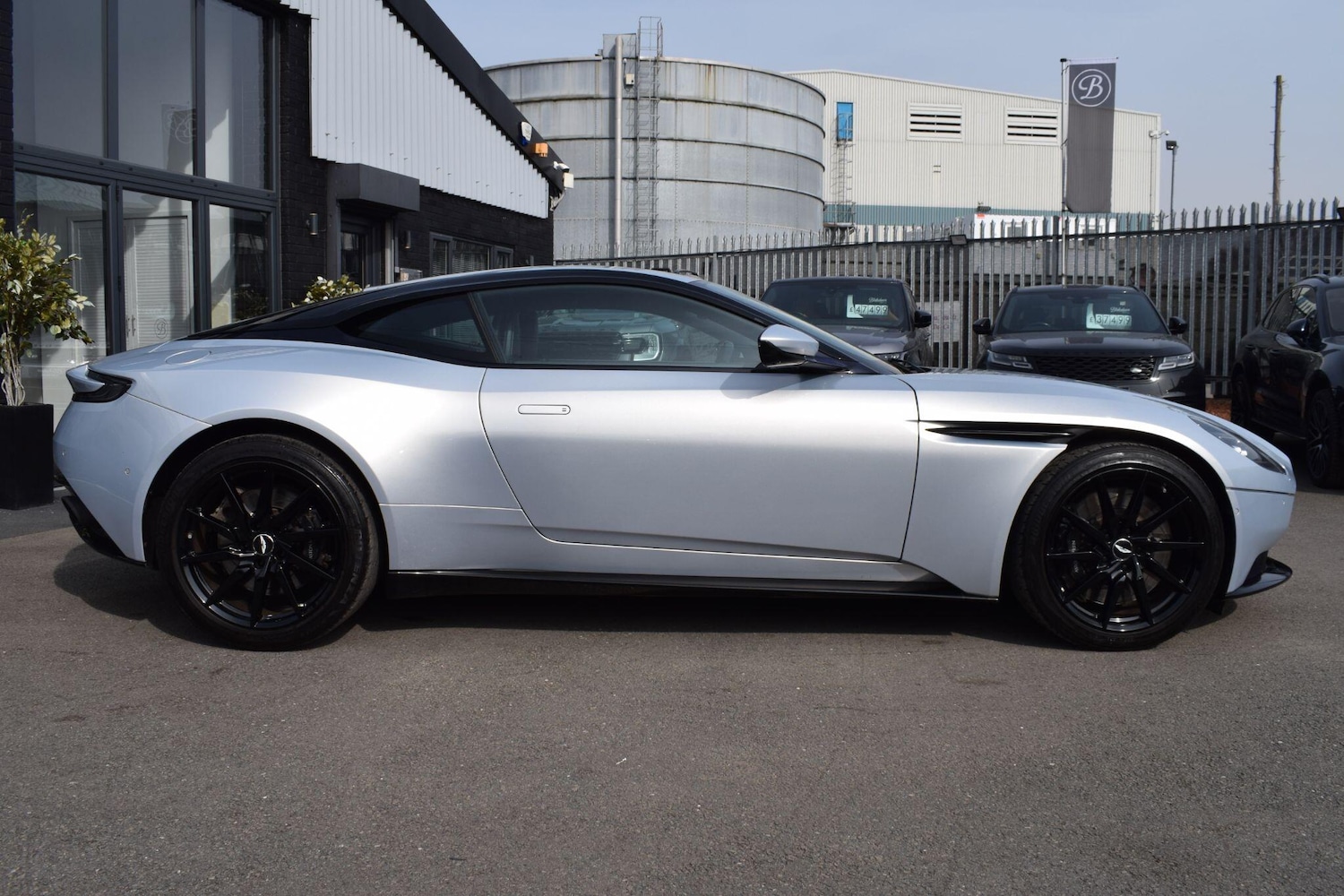 Used Aston Martin DB11 2018 for sale - 78204448: Photo 4