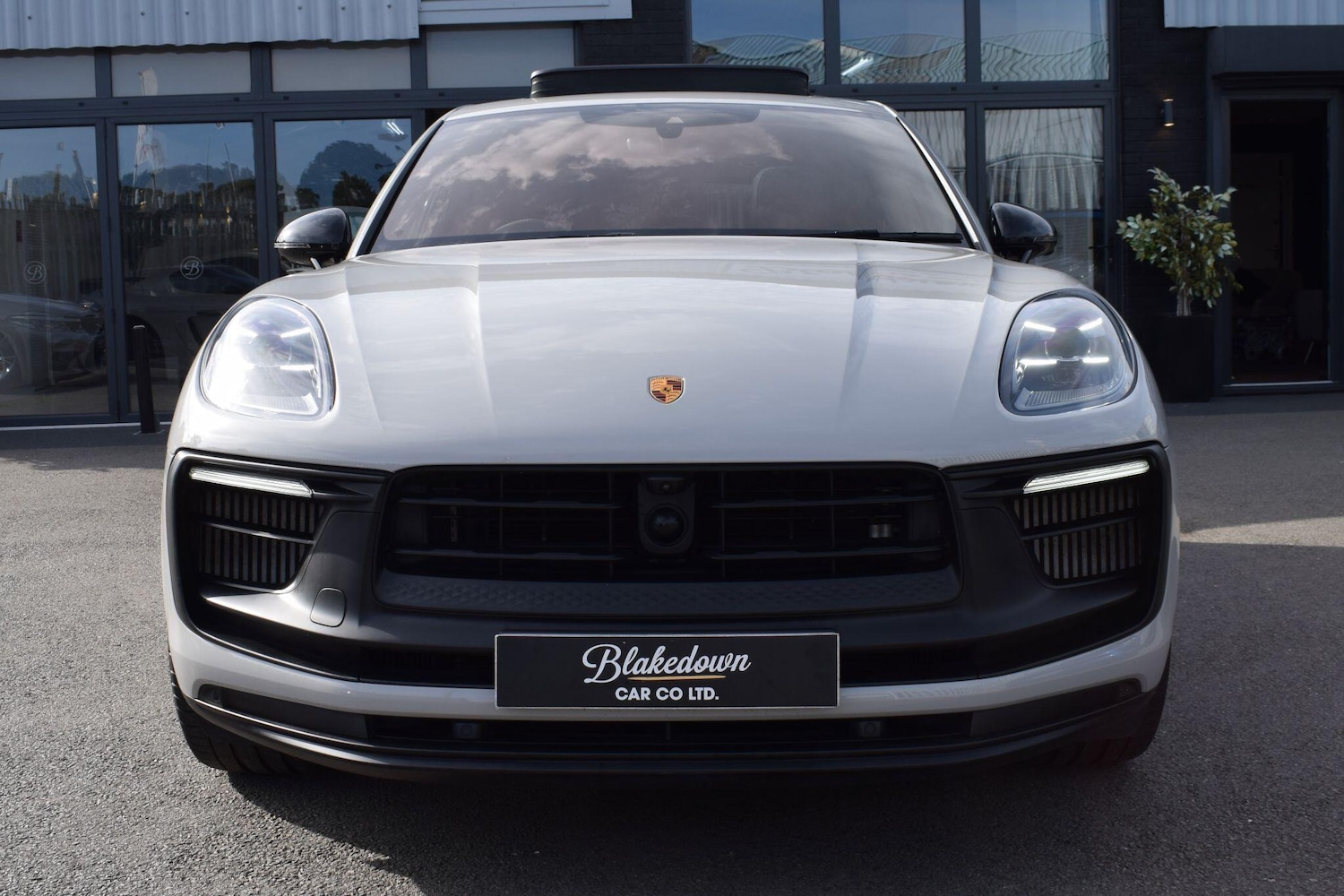 Used Porsche Macan 2023 for sale - 76137755: Photo 2