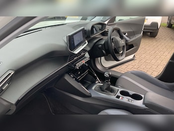 Used Peugeot 2008 2021 for sale - 76308006: Photo