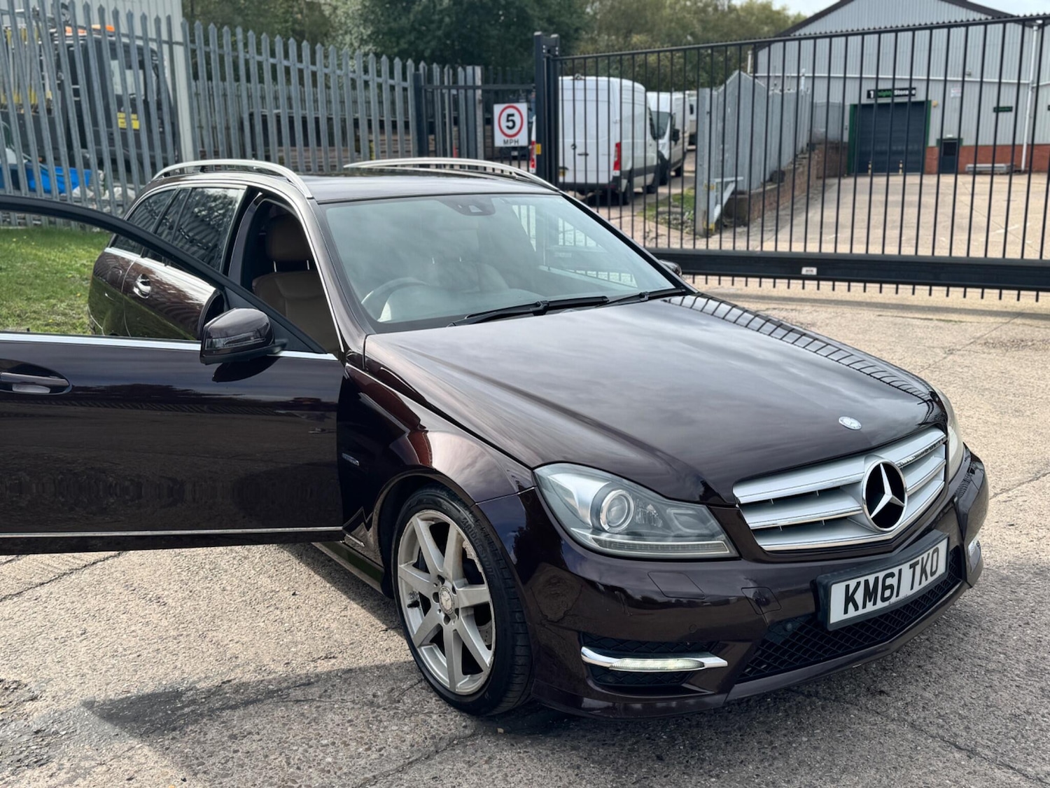 Used Mercedes-Benz C Class 2012 for sale - 76200430: Photo 24