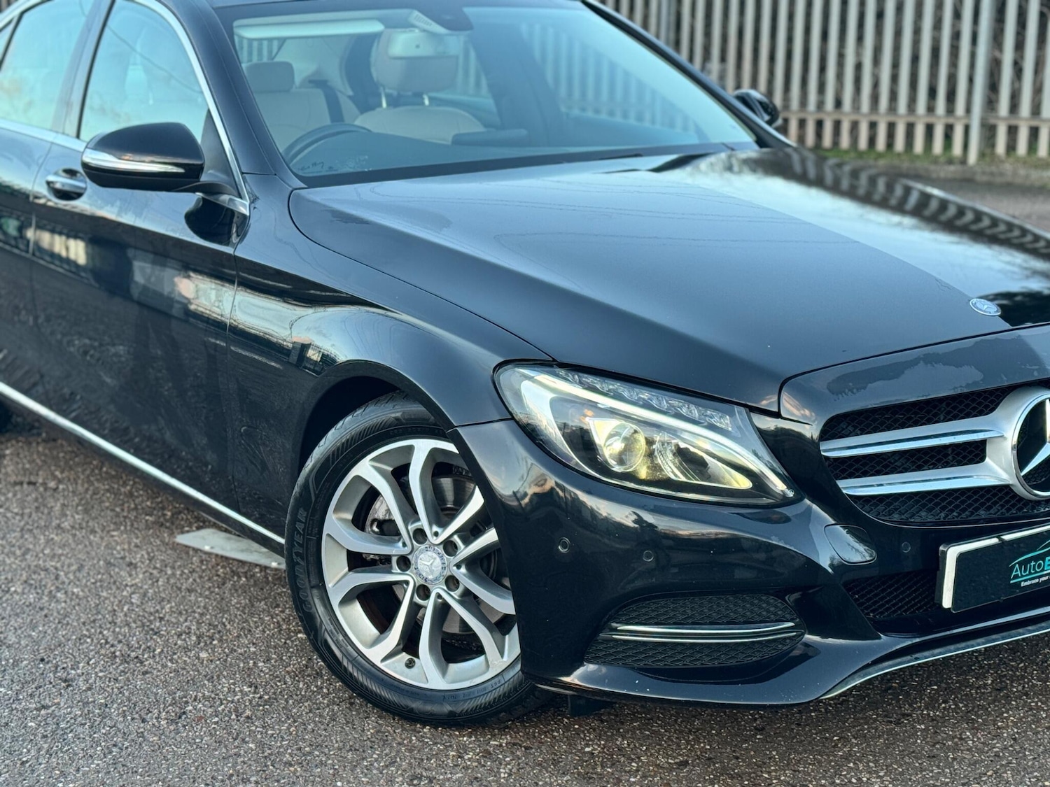 Used Mercedes-Benz C Class 2014 for sale - 77238565: Photo 2