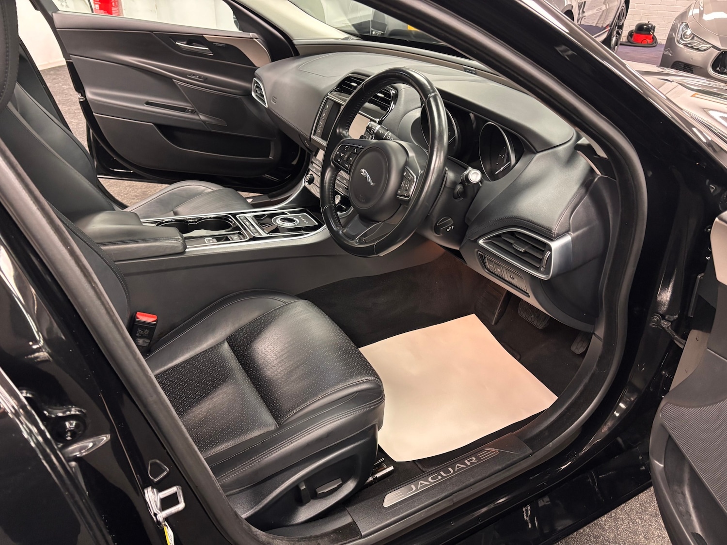 Used Jaguar XE 2016 for sale - 76743645: Photo 9