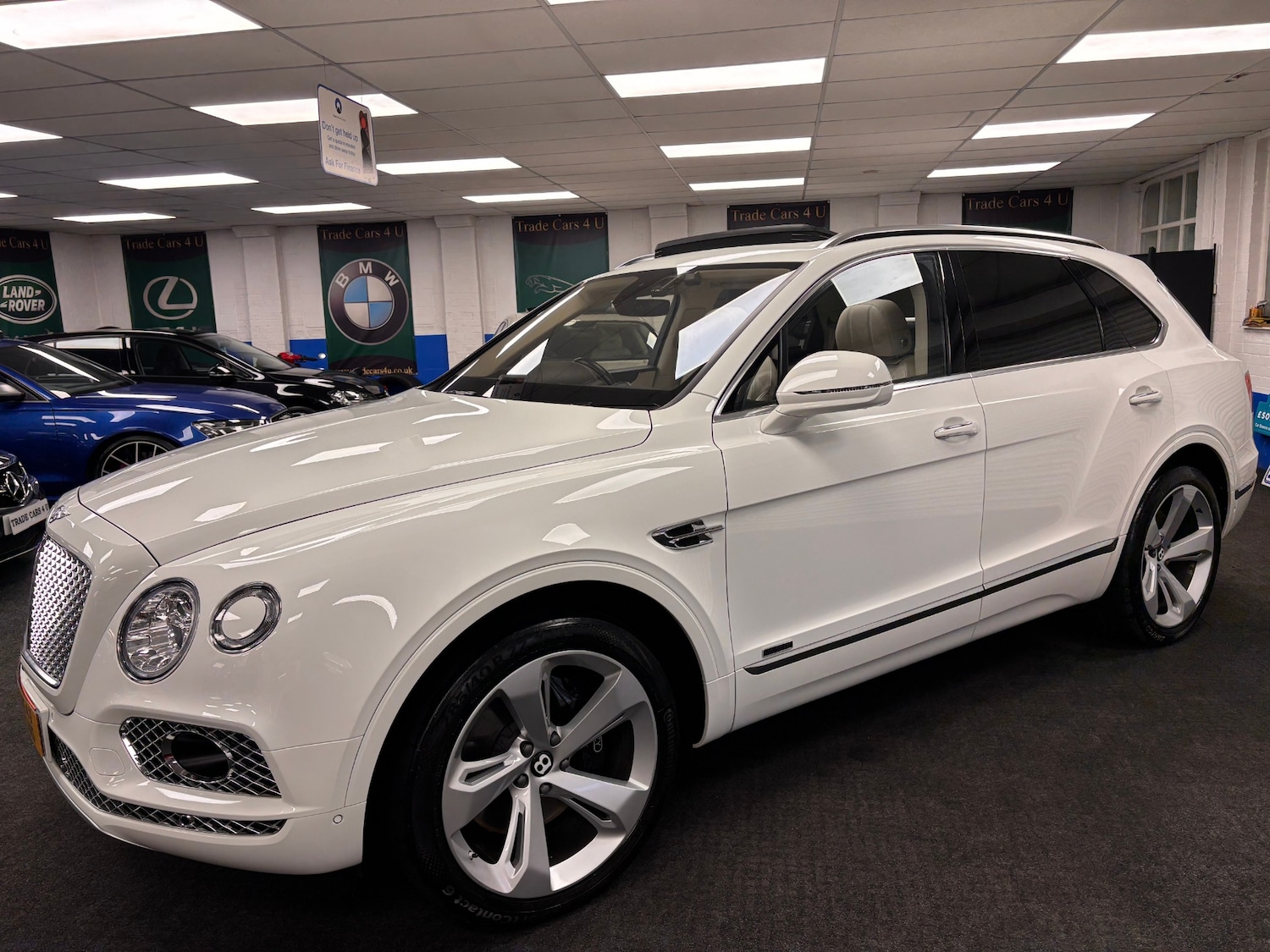 Used Bentley Bentayga 2017 for sale - 76173567: Photo 2