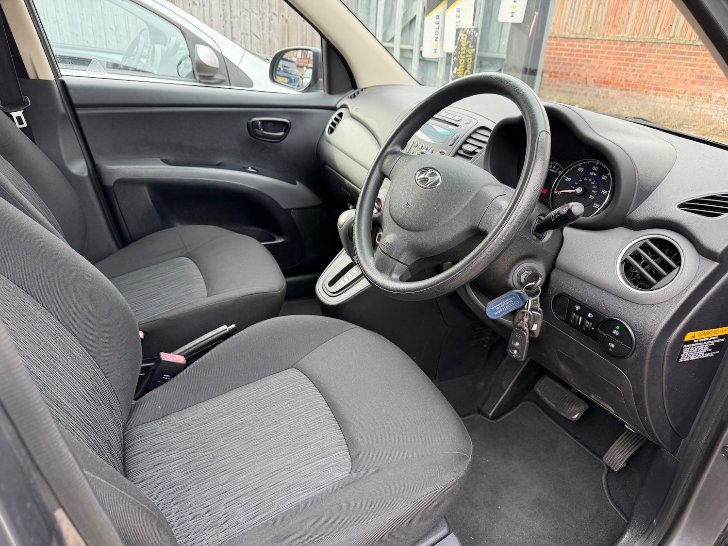 Used Hyundai Santa Fe 2011 for sale - 77588695: Photo 8