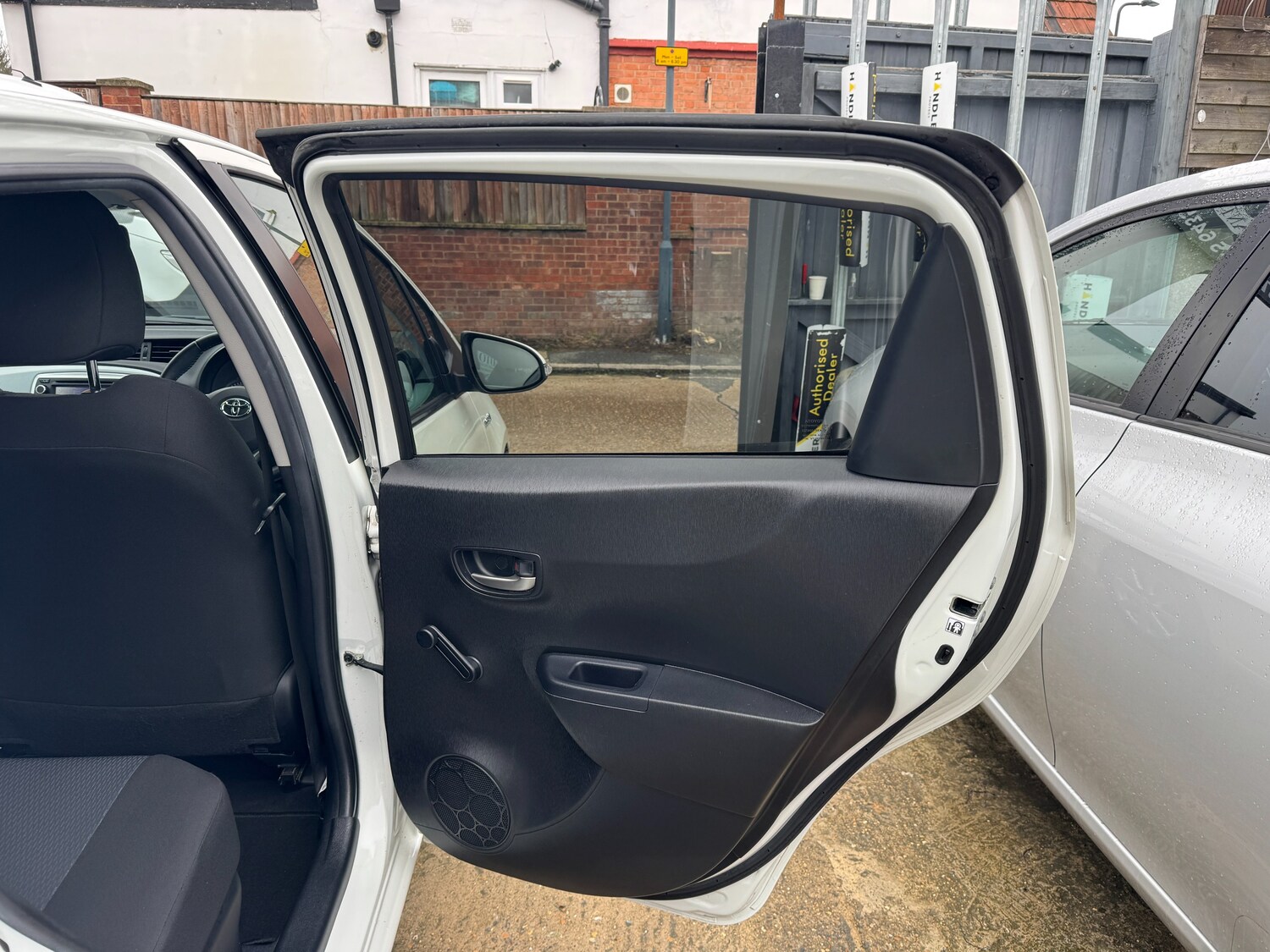 Used Toyota Yaris 2013 for sale - 77798079: Photo 41