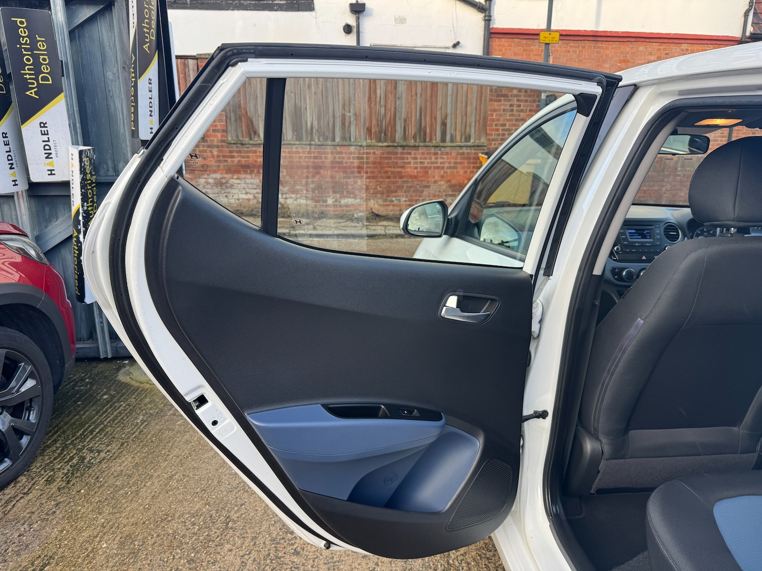 Used Hyundai i10 2014 for sale - 77232337: Photo 34